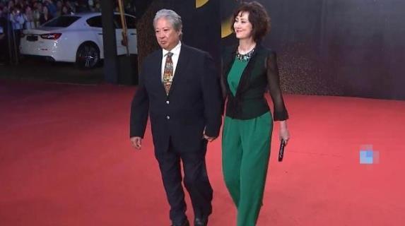 66岁洪金宝出席金马奖,与高丽红十指紧扣走红毯,身体康复气场大