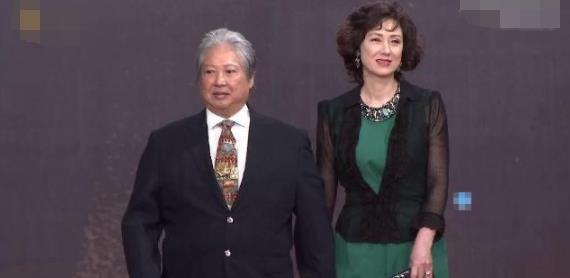 66岁洪金宝出席金马奖,与高丽红十指紧扣走红毯,身体康复气场大