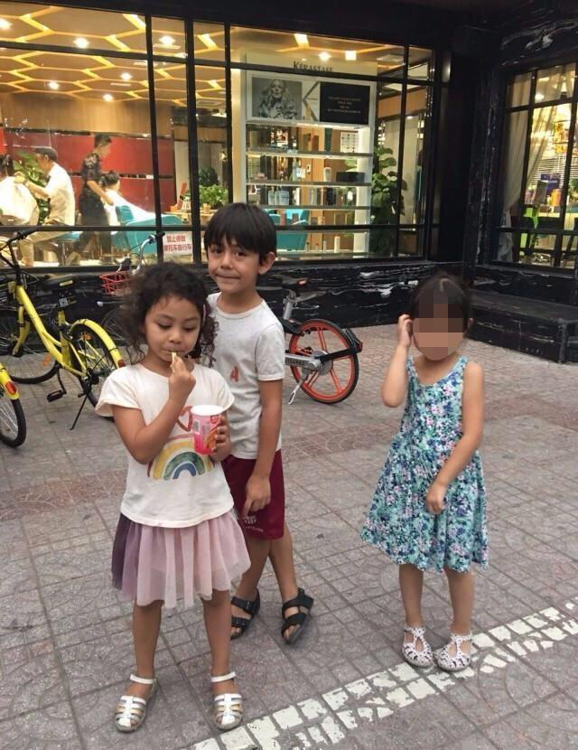 两年不见,霓娜、诺一长大了,刘烨29岁妻子办个人摄影展