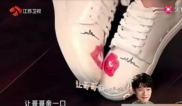 魏大勋:让哥哥亲一口,李沁直言可以随便亲,网友看清后都笑喷了