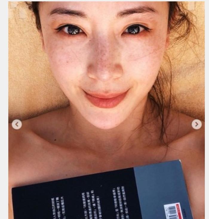 隋棠和富豪老公蜜游冰岛,生了三个孩子泡温泉身材超好