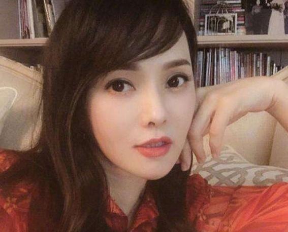 虽已是半老徐娘,但还是风韵犹存