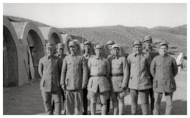 他是红军时期的军团政委,搭档成开国大将,建国后主动到地方工作