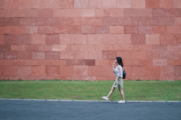 关于女人买衣服的说说 女人爱买衣服的说说