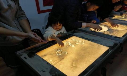 儿童沙画的好处(孩子学习沙画居然这么多好处)(1)